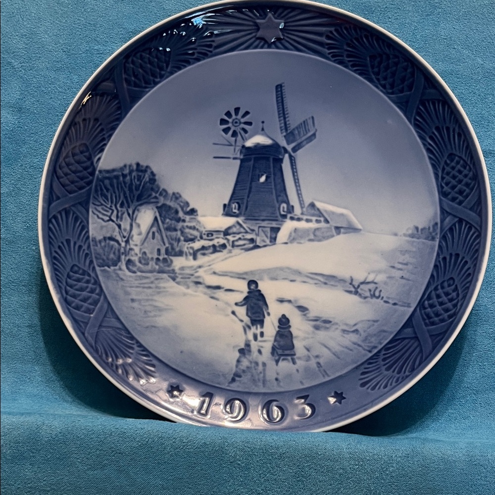 Royal Copenhagen Collectible Plate 1963